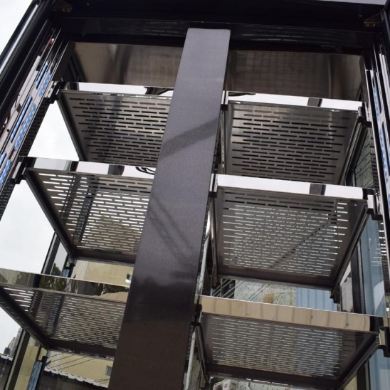 Directo de fábrica Negro personalizado de la carne de vacuno importada cuatro lados de la pantalla de cristal en el congelador 