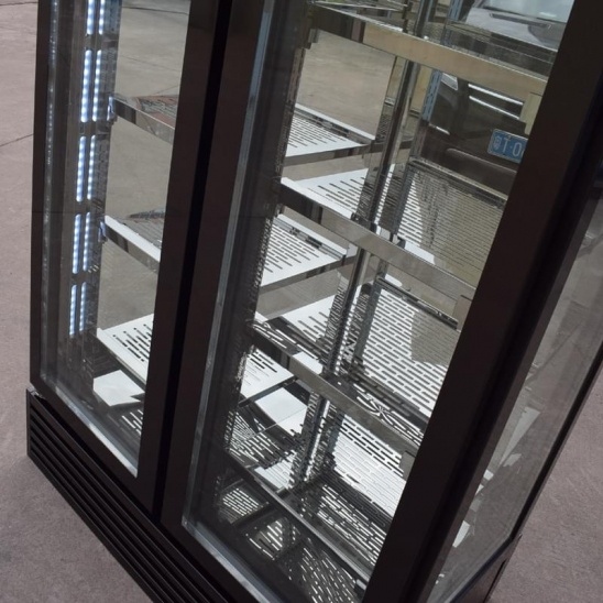 Directo de fábrica Negro personalizado de la carne de vacuno importada cuatro lados de la pantalla de cristal en el congelador 