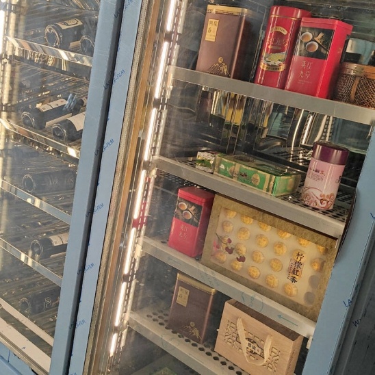 Refrigerador de exhibición de té y vino tinto de dos puertas de vidrio de doble temperatura personalizado 