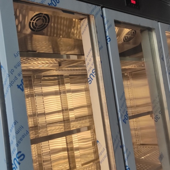 personalizado 304 vitrinas de acero inoxidable con tres puertas de vidrio 